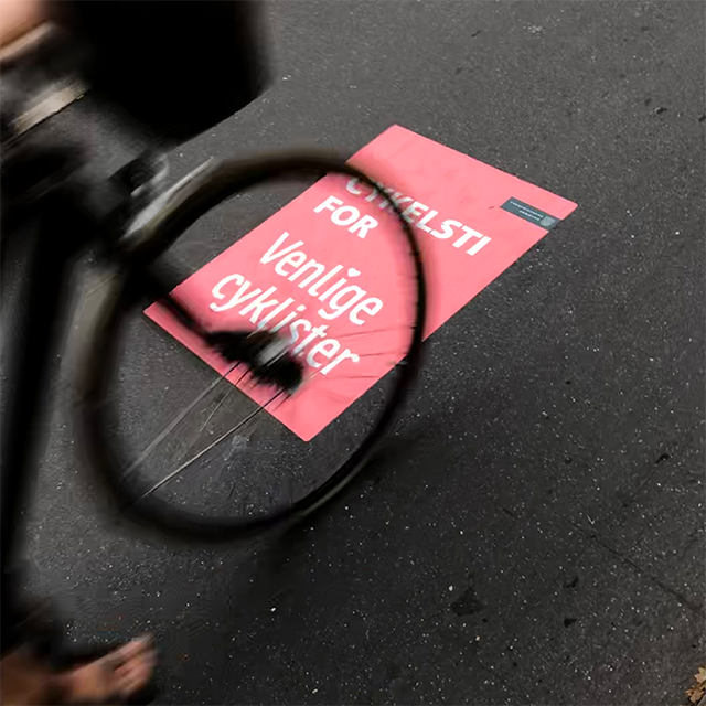 cykel på cykelsti. Asfaltfolie med budskab: venlige cykellister.