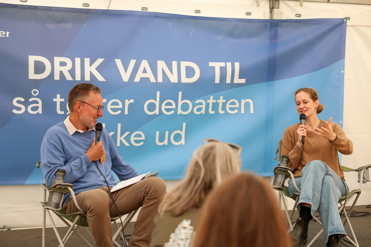 Moderator på folkemødet. Stener snakker med Miljøminister Maria Reumert Gjerding
